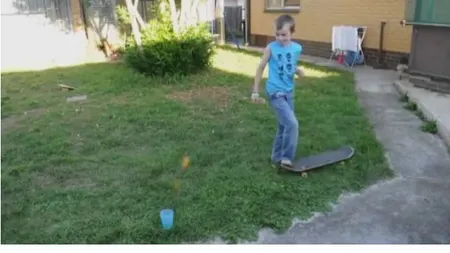 NU O SĂ CREZI. Vezi ce poate face un puşti de 9 ani cu mingea de ping-pong VIDEO
