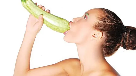 Artă sau pornografie? Un fotograf şi-a pus modelele să imite sexul oral cu fructe şi legume FOTO