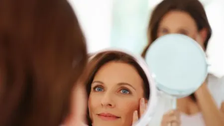 O femeie petrece 43 de săptămâni din viaţă în faţa oglinzii