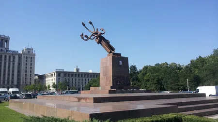 Statuia de la Casa Presei s-a desprins de pe soclu şi pune în pericol viaţa trecătorilor FOTO