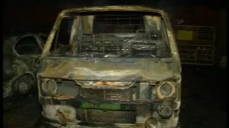 Incendiu la un service auto din Buzău: Şase maşini au ars ca nişte torţe VIDEO