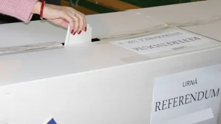 REFERENDUM 2012. Bătrân în vârstă de 100 de ani, la referendum împreună cu fiica sa de 79 de ani