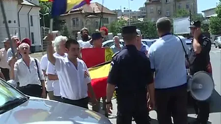 Un nou protest la sediul de campanie al lui Traian Băsescu VIDEO