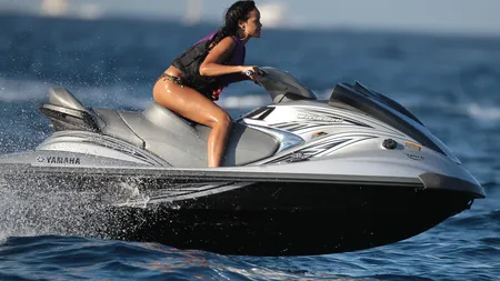 Rihanna petrece periculos. S-a urcat pe skijet după ce a consumat alcool FOTO