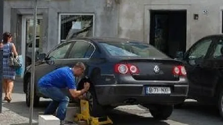 ROMÂNUL E INVENTIV Ce face un ŞOFER când îşi găseşte roata de la maşină blocată