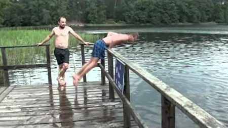 Cea mai nouă probă olimpică? Cum să sari într-un lac în cel mai caraghios mod posibil VIDEO