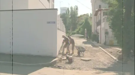 Se asfaltează strada pe care locuieşte Crin Antonescu VIDEO