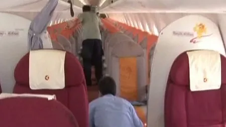 Şase terorişti care voiau să deturneze un avion au fost bătuţi-măr de pasageri
