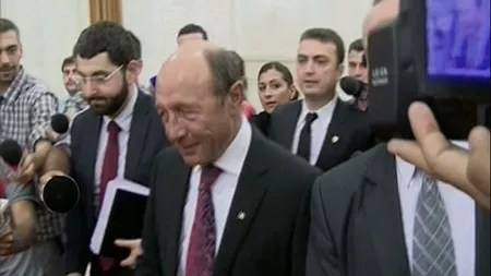 Băsescu a ieşit la fumat în timpul discursului lui Antonescu. L-a urmat Blaga VIDEO