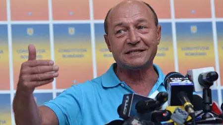 Băsescu spune că oferta privind demisia în schimbul revizuirii Constituţiei rămâne valabilă