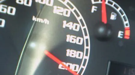 Cursă nebună, tupeu maximum: S-a filmat conducând pe şosea cu 200 KM la oră! VIDEO