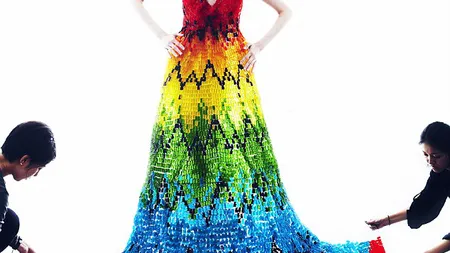 Creaţie vestimentară pentru gusturi bune: o rochie din 50.000 de jeleuri FOTO