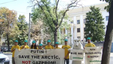 Protest Greenpeace în faţa Ambasadei Rusiei din Bucureşti, pentru salvarea Arcticii FOTO