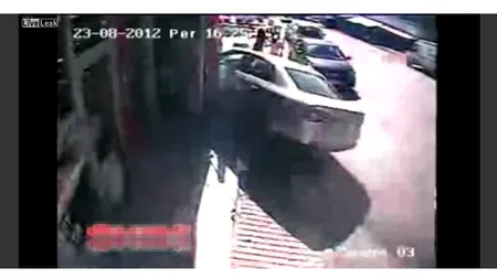 Au scăpat ca prin minune: Doi copii, la un pas să fie spulberaţi de o maşină VIDEO