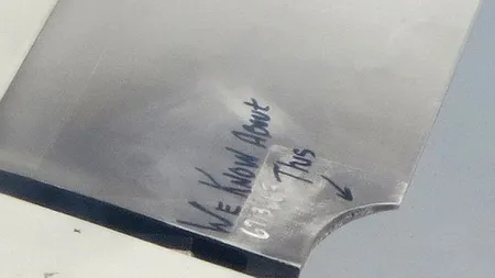Şoc la bordul unui avion: Un pasager, îngrozit după ce a văzut un mesaj scris pe o aripă FOTO