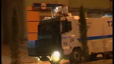 Bătaie între kurzi şi poliţia turcă pe stradă