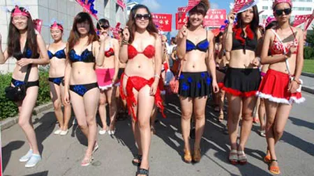 Paradă inedită în China: Peste 1.000 de femei au defilat în bikini