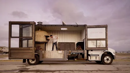 Un american a transformat un camion de marfă într-o pizzerie mobilă VIDEO