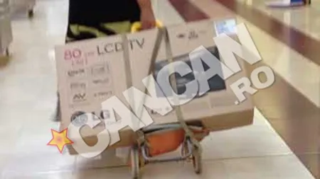 O pensionară şi-a cumpărat LCD la promoţie şi îl cară cu căruţul de piaţă VIDEO