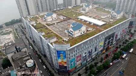 INCREDIBIL! Chinezii au construit mai multe case pe un mall FOTO