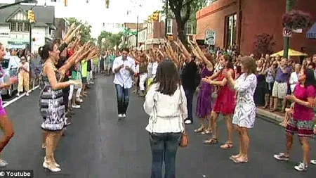 A cerut-o în căsătorie cu muzică şi dans în plină stradă, alături de 300 de prieteni VIDEO