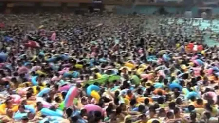 Peste 5.000 de chinezi au înotat în acelaşi timp într-o piscină VIDEO