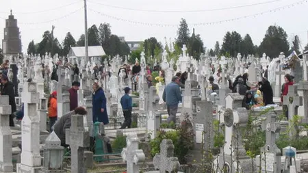 Situaţie incredibilă la Botoşani: Oamenii îşi îngroapă morţii într-o parcare