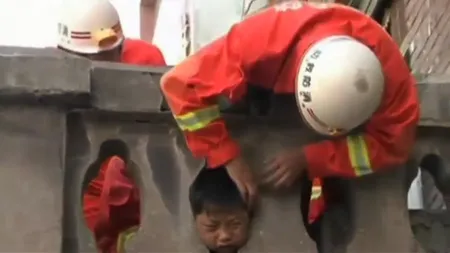 Un băieţel de 3 ani a rămas cu capul blocat între pilonii unei balustrade VIDEO