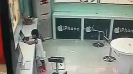 Cum fură un copil, un laptop, dintr-un magazin Apple VIDEO