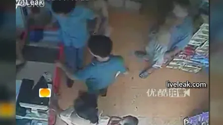 Fetiţă de 3 ani lovită în plin de o maşină, într-un magazin din China VIDEO