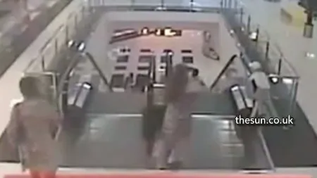 Scene de coşmar la mall: Un copil a supravieţuit miraculos după ce a căzut de la etajul 3 VIDEO