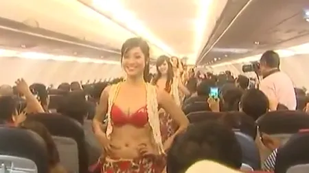 Dansuri hawaiene, în avion: Fete îmbrăcate sumar au delectat pasagerii VIDEO
