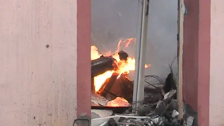 O fabrică de lactate din Buzău a luat foc după ce a fost lovită de fulger VIDEO
