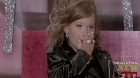 Apariţie şoc la un concurs de miss. O fetiţă de 4 ani a urcat pe scenă cu o ţigară în gură VIDEO