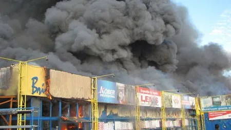 Incendiu puternic în Alexandria: Un magazin de materiale de construcţii s-a făcut scrum VIDEO