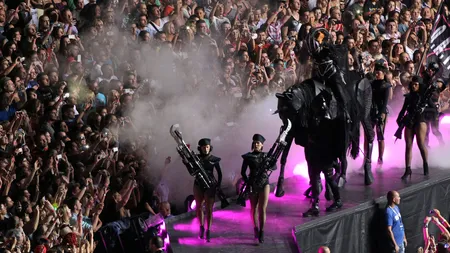 Lady Gaga, show de zile mari la Bucureşti, dar şi cu probleme: Artistei i s-a făcut rău pe scenă