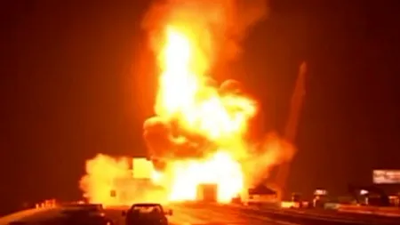 Incendiu spectaculos provocat de poliţie pe o autostradă din SUA VIDEO