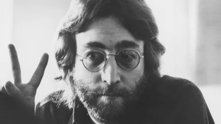 Fosta vilă a lui John Lennon, scoasă la vânzare. Află cât te-ar costa să stai în locuinţa artistului