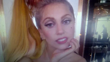 Lady Gaga, cu sânii goi, într-un videoclip postat de ea pe Youtube VIDEO