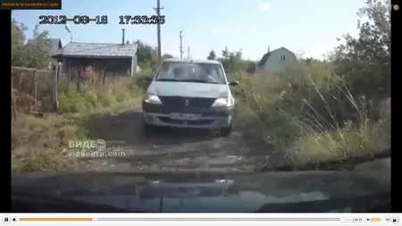 A dat-o în bară, la propriu! Ce face o rusoaică la volanul unei maşini VIDEO