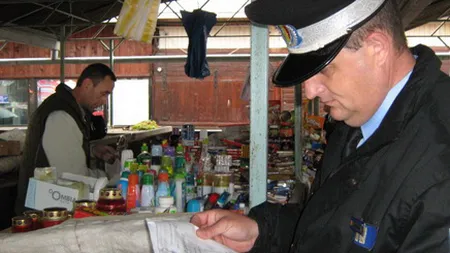 Poliţiştii verifică modul de păstrare şi comercializare a produselor, într-o piaţă din Bucureşti