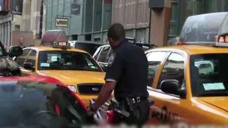 Riscurile meseriei: Un poliţist, călcat pe picior cu maşina de un şofer care voia să fugă VIDEO