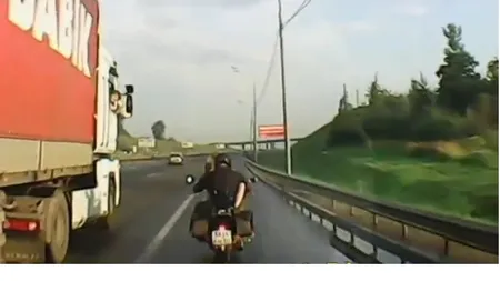 Scene PORNO pe autostradă. SEX PE MOTOR, rulând pe banda de urgenţă VIDEO 18+