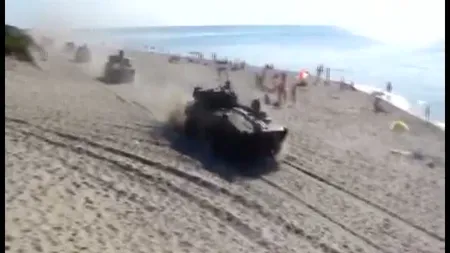 Convoi de tancuri, pe o plajă plină de turişti din Rusia VIDEO