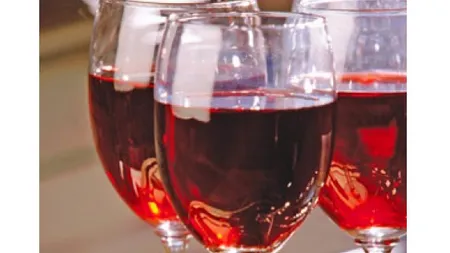 Un pahar de vin pe zi ţine osteoporoza departe
