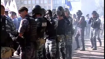 Susţinătorii şi opozanţii unei noi legi adoptate în Ucraina s-au luat la bătaie pe străzi VIDEO