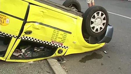 ACCIDENT SPECTACULOS LA CONSTANŢA Un taxi s-a răsturnat, încercând să evite o căruţă VIDEO