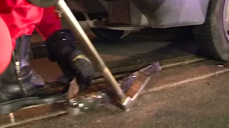 Un şofer bucureştean a agăţat cu maşina o şină de tramvai. Tija i-a străpuns piciorul VIDEO