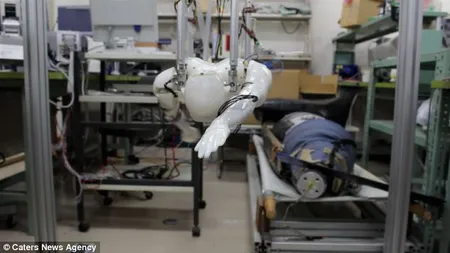 Salvamarul viitorului...un robot: Cercetătorii au creat mâini şi picioare robotice care înoată VIDEO