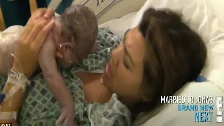 Naşterea lui Kourtney Kardashian, la TV: Vedeta, filmată cum îşi scoate copilul cu mâinile FOTO